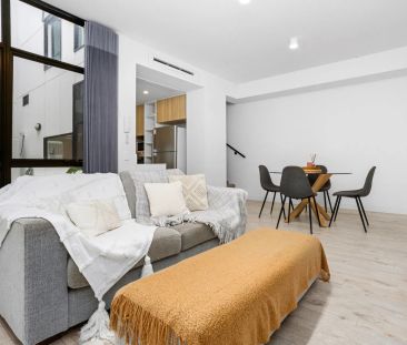 Stylish Coastal Townhouse | 6 Month Lease - Photo 1