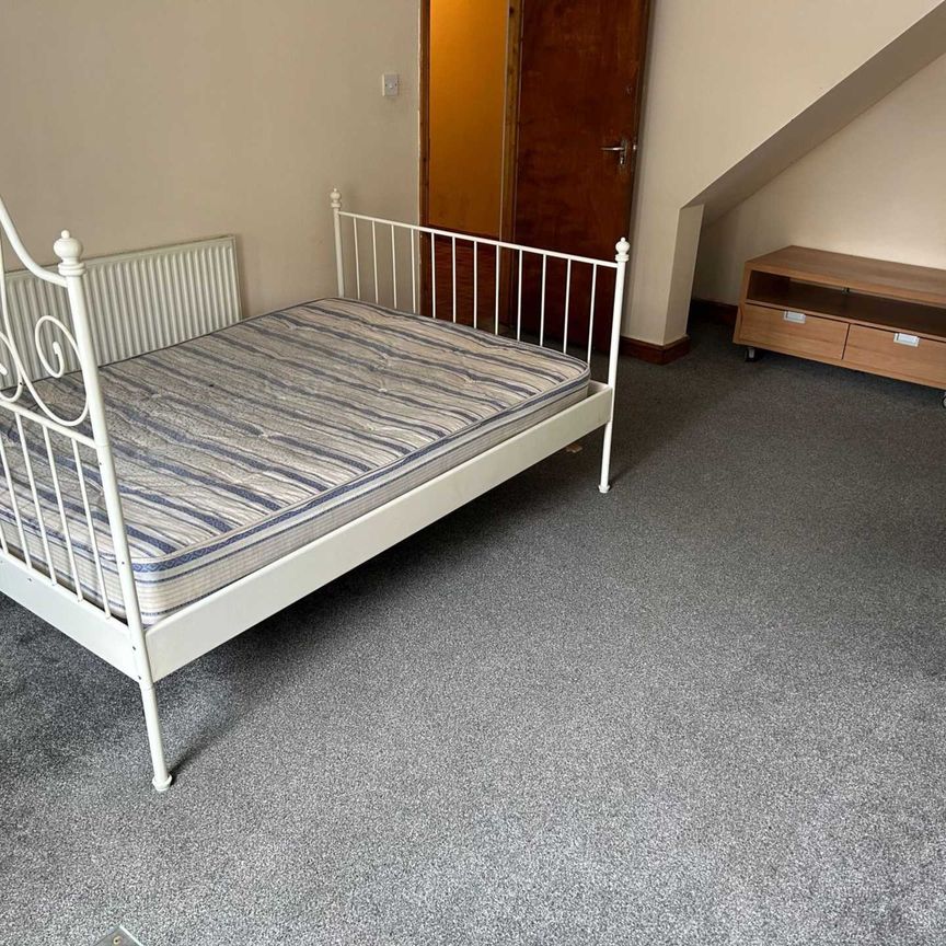 Price £1,200 pcm - Under Offer - Photo 1