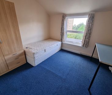 9 Bed Student Accommodation - Photo 3