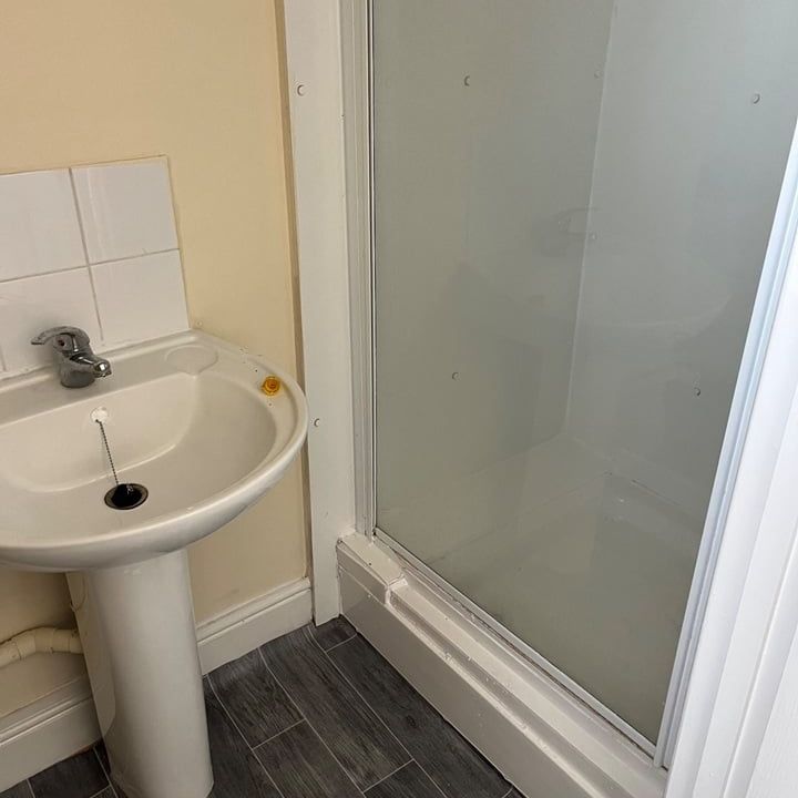 Studio Flat, High Road, IG1 - Photo 1