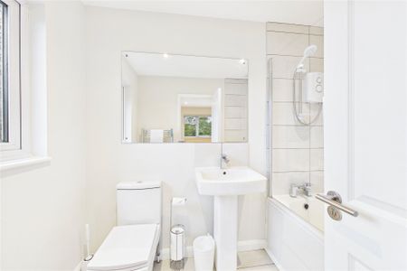 3 bedroom Bungalow in Park Road, Farnborough - Photo 5