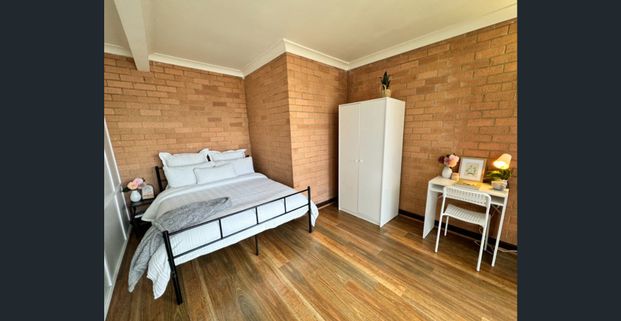 Kingsgrove Comfort Awaits: 5-Bedroom Newly Remodeled House for only $1,000 per week (w/out bills) - Photo 1