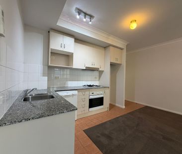 One bedroom apartment – New Paint, New Carpet & A/C - Photo 4