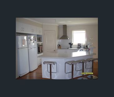 BEAUTIFUL AND SPACIOUS HOME!! - Photo 4