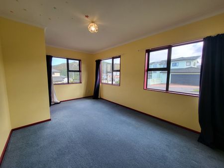 Spacious 5-Bedroom Home with Stunning Ocean Views – 17 Jordan Street, Island Bay - Photo 4