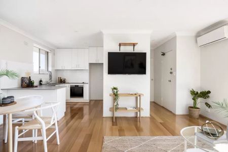 Top-floor apartment with sunny, northern aspect - Photo 3