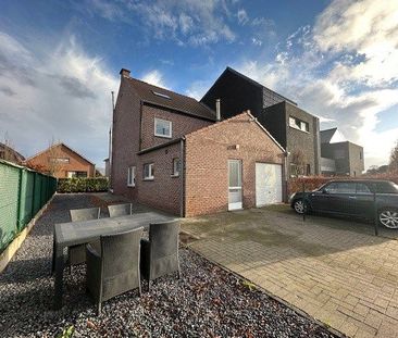 Een nette, comfortabele gezinswoning met 3 slaapkamers, garage en t... - Photo 1