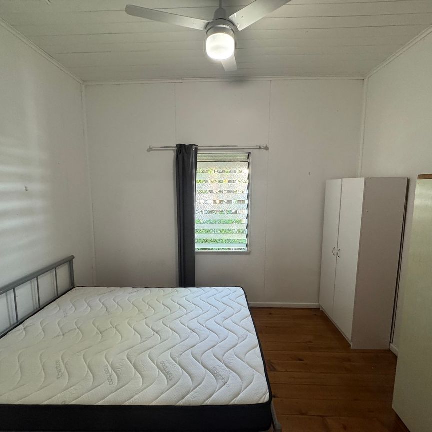 Queenslander in Convenient Location - Photo 1