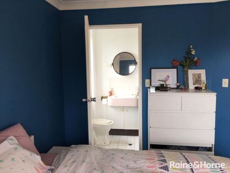 Top floor Unit in Toowong - Freshly Painted - Photo 4
