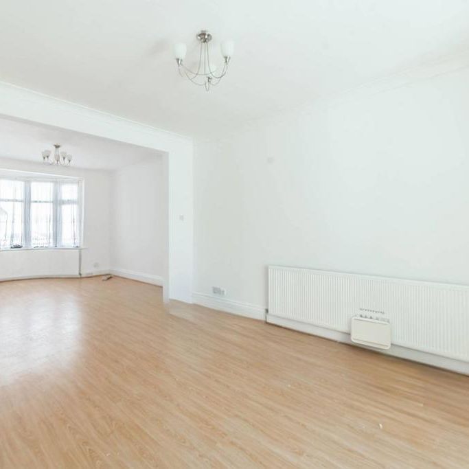 4 bedroom end of terrace house to rent - Photo 1