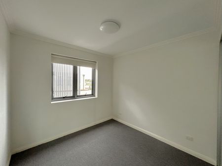 Brand new carpet, three bright rooms with windows, and two parking spaces - Photo 3