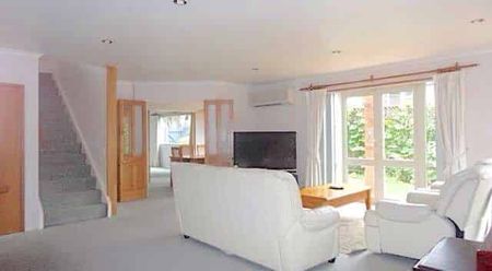 A double glazed modern home in a prime location - Photo 2