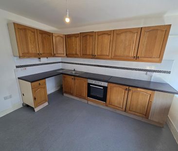 2 bedroom end of terrace house to rent - Photo 2