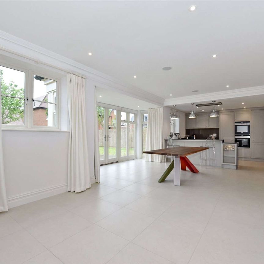 Rarely available detached property set on the attractive Taplow Riverside development. A modern home with stylish décor, garden, off-road parking and double garage. - Photo 1