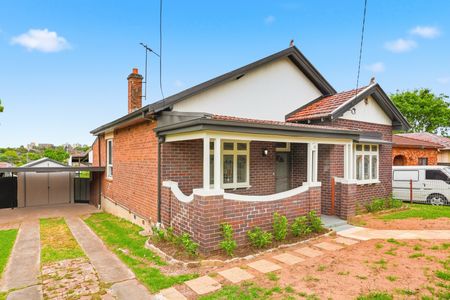 Immaculate Three-Bedroom Family Home with Gas Cook-Top, Double Carport and Single Garage! - Photo 2