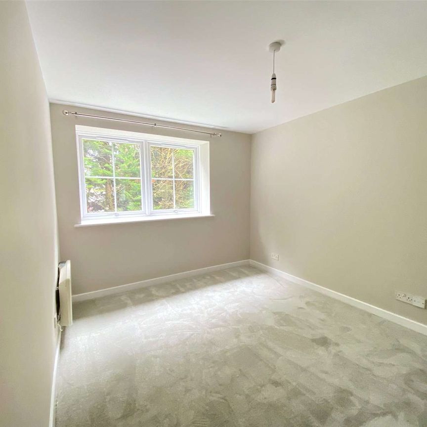 A contemporary apartment forming part of a modern development set in vibrant Crawley. - Photo 1