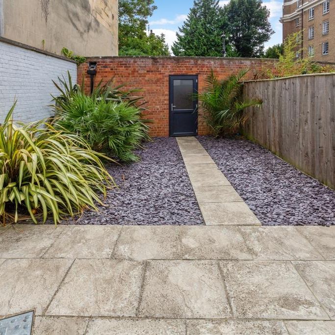 4 bedroom end of terrace house to rent - Photo 1