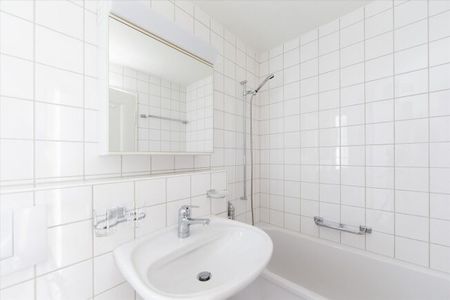 Immediately - your new home in a family neighborhood - Photo 3