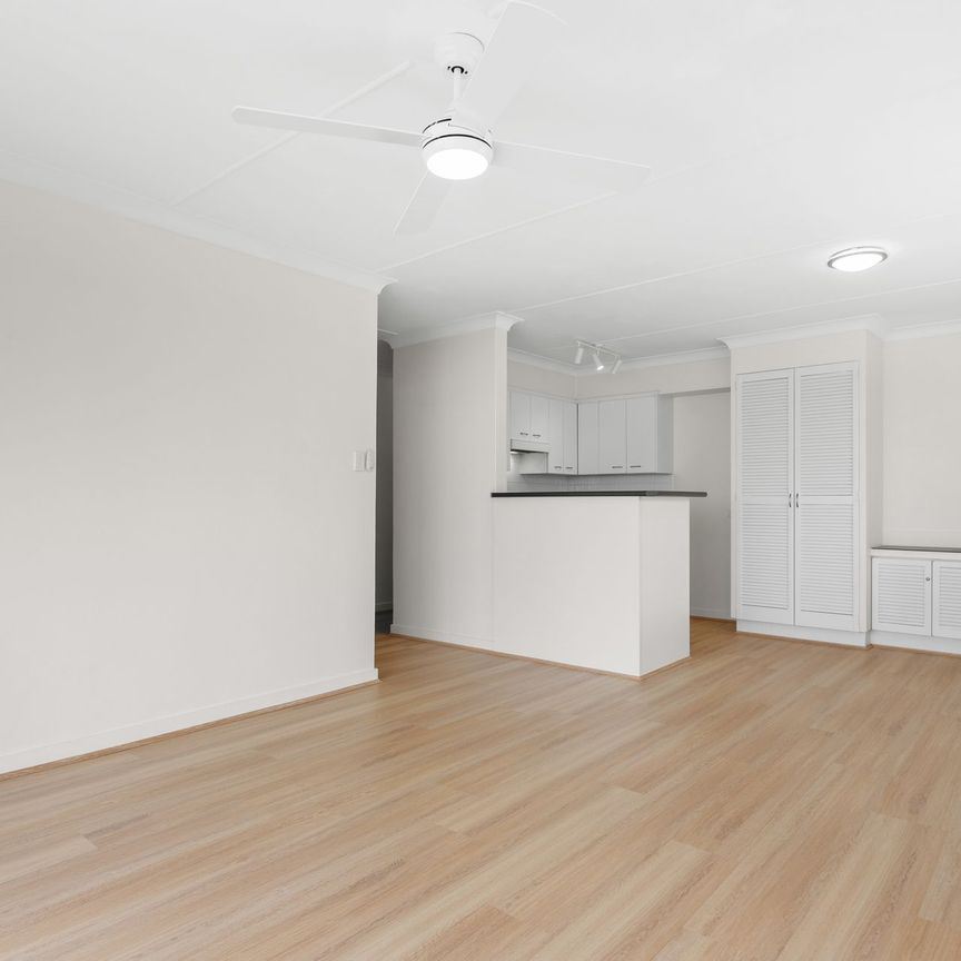 Top Floor Renovated Apartment with Coastal Views - Photo 1
