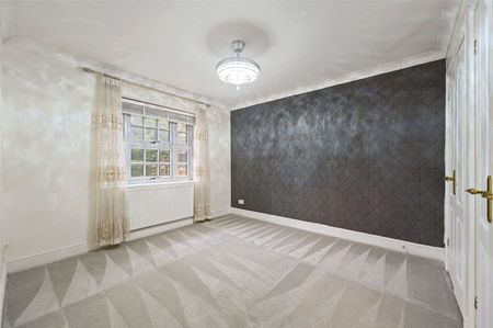 A spacious five bedroom, three bathroom family home on Ducks Hill Road. Available now and offered unfurnished. - Photo 3