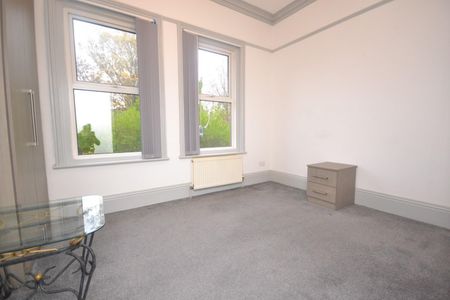 3 bedroom Flat To Let - Photo 5