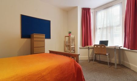 5 Bed With Recently Fitted Kitchen! - Photo 5