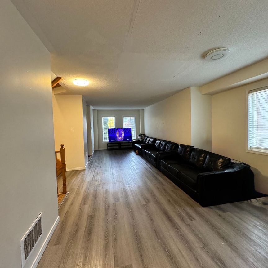 For Lease - 163 Flagstone Way, Newmarket, Ontario - Photo 1