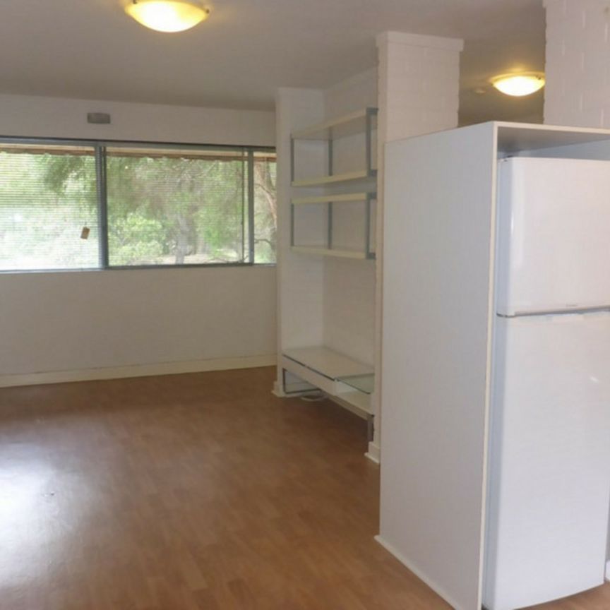 LOCK UP AND LEAVE - Photo 1