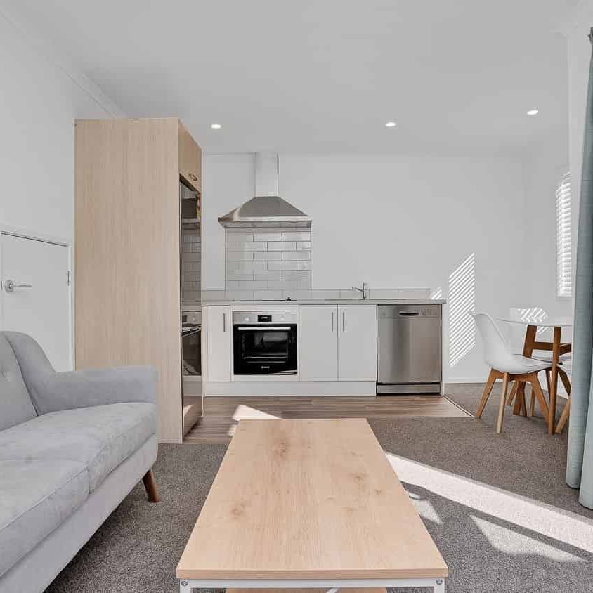 Power & Internet included - singles and couples considered - close to University - Photo 1