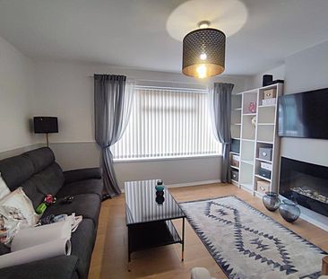 £1,200 PCM, Three Bedroom Semi-Detached House with Off-Road Parking... - Photo 2