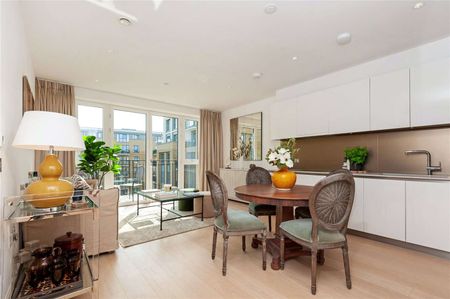 A luxury 2 bed apartment situated beside the River Thames. - Photo 2