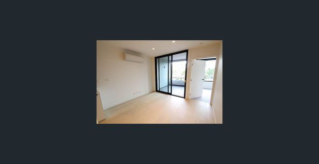 GORGEOUS GREENWICH IN FUNKY FAIRFIELD - Photo 1