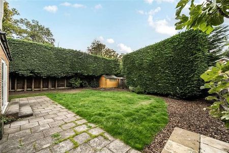 Hollies Avenue, West Byfleet, Surrey, KT14 - Photo 5