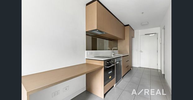 Bright and Stylish Living with a good-sized Balcony - Photo 1