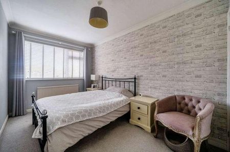 Tudor Drive, Yateley, Hampshire, GU46 - Photo 5