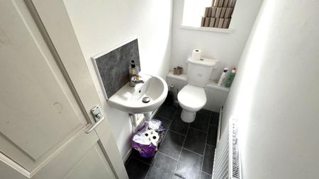 3 bedroom flat to rent - Photo 4
