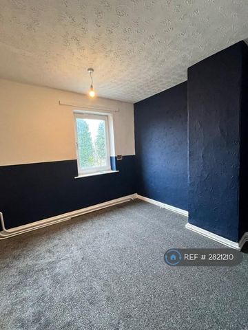 2 bedroom end of terrace house to rent - Photo 2