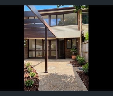 Sunny, freshly renovated on-trend townhouse - Photo 6