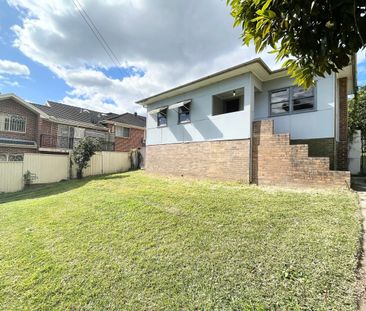 Spacious 4 Bedroom Home Featuring a Large Private Backyard - Photo 3