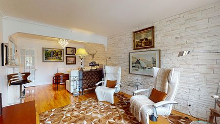 AHUNTSIC-CARTIERVILLE - Maison de 2 chambres (1 chambre + bureau) complètement rénovée avec sous-sol, cour et piscine creusée à louer complètement meublée. Superficie de 1300 pc sur 2 étages. La chambre à coucher est un havre de paix au décor sublime avec lit 'king' et un double garde-robe. Cuisine de chef totalement rénovée. Spacieux espace, concept double ton avec îlot déjeuner, électros haut de gamme en inox.Salle de bain épurée avec céramique pleine hauteur et comptoir de quartz.Spacieuse cour privée avec piscine creusée chauffée (eau salée). Au sous-sol: chaleureuse salle familiale et salle d'eau. Beaucoup d'extras! - Photo 3