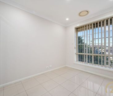 Spacious and Versatile Family Home&comma; Located in Prairiewood&excl; - Photo 4