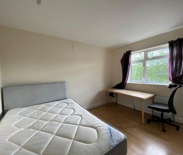 4 bedroom semi-detached house to rent - Photo 4