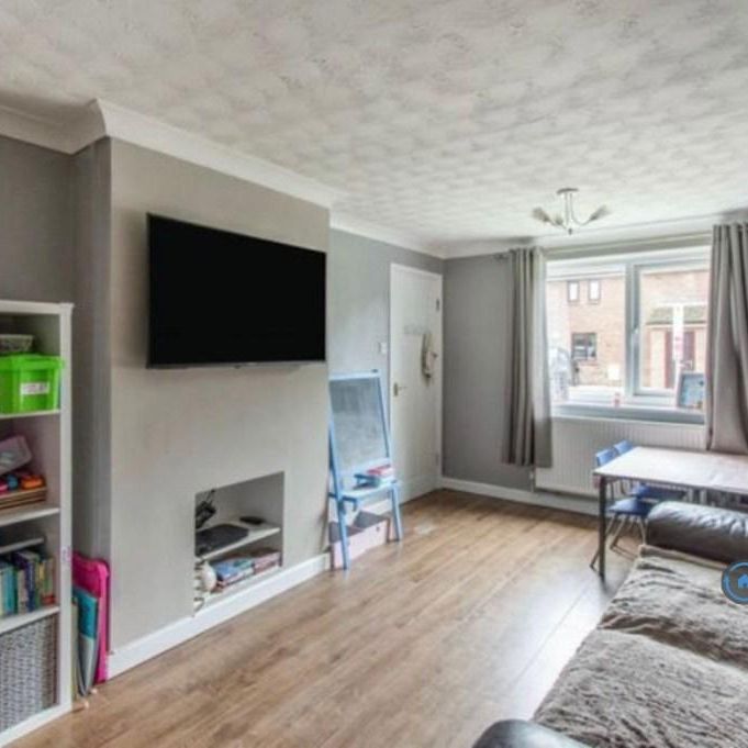 4 bedroom semi-detached house to rent - Photo 1