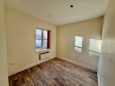 Ground floor 2-bed apartment with separate lounge, fitted kitchen, bathroom with 3-piece suite, and en-suite to master. Next to Rolls Royce, bus route to city centre, easy access to A38, A50, M1. EPC B, Council Tax Band B. Available from 15.11.2025. Must be viewed. - Photo 5