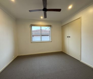 Spacious Updated 4 bedroom Residence In central Location. - Photo 3