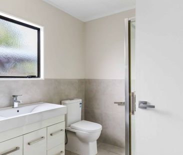 Modern & comfortable living in the heart of Weymouth! - Photo 4