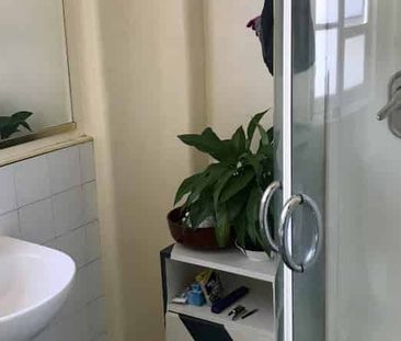 SMARTLY PRESENTED ART DECO APARTMENT: - Photo 4