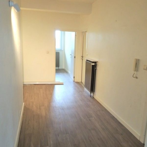 Ruim, gelijkvloers appartement met 2 slaapkamers, kelderberging en garage. - Foto 1