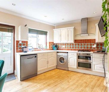 Westbury Terrace, Upminster, Essex, RM14 - Photo 3