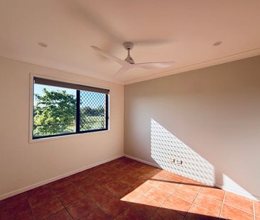 Spacious Family Home in Prestigious Regatta Estate – Walk to the Lake! - Photo 4